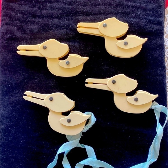 Ducky sheet and blanket fasteners/cribs clips from 1940’s era - Picture 1 of 3